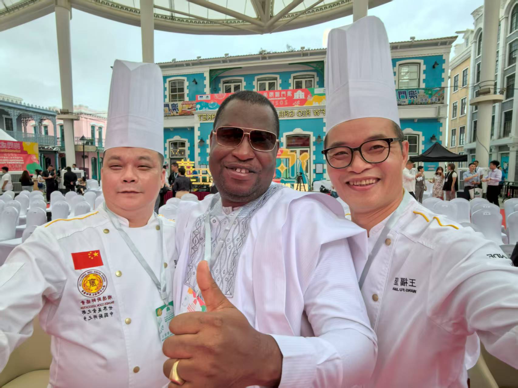 The chefs from Shunde took a group photo with their foreign friends. 受访者供图