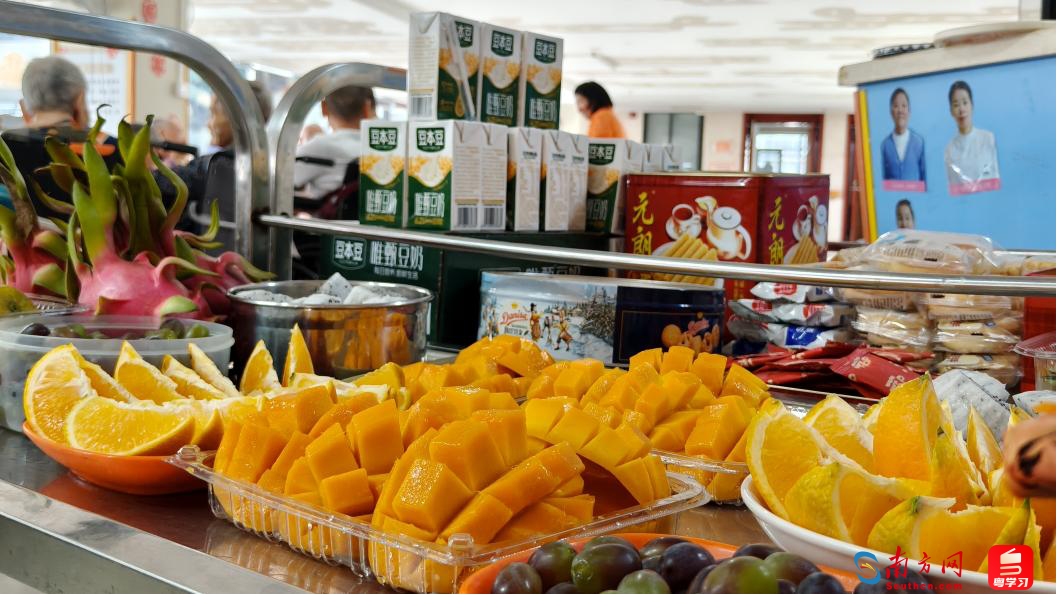 广州市南沙区养老机构为老人提供防暑降温的水果