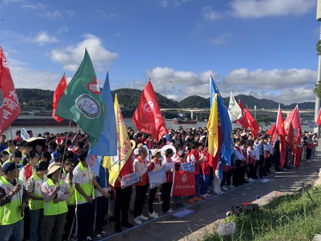 11月5日，“在十五运，看见文明广东”文明实践行动在端州区滨江公园西江碧道启动。刘宇恒 摄