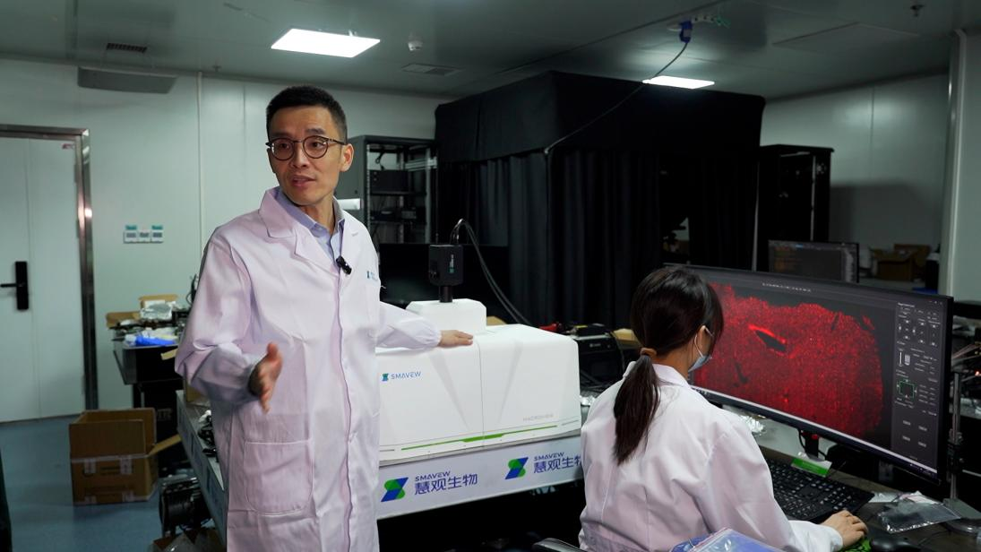 费鹏和他的3D光片病理检测仪