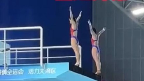 今天又是一场“神仙打架”，十五运会女子双人10米台预赛，全红婵第一跳来了！