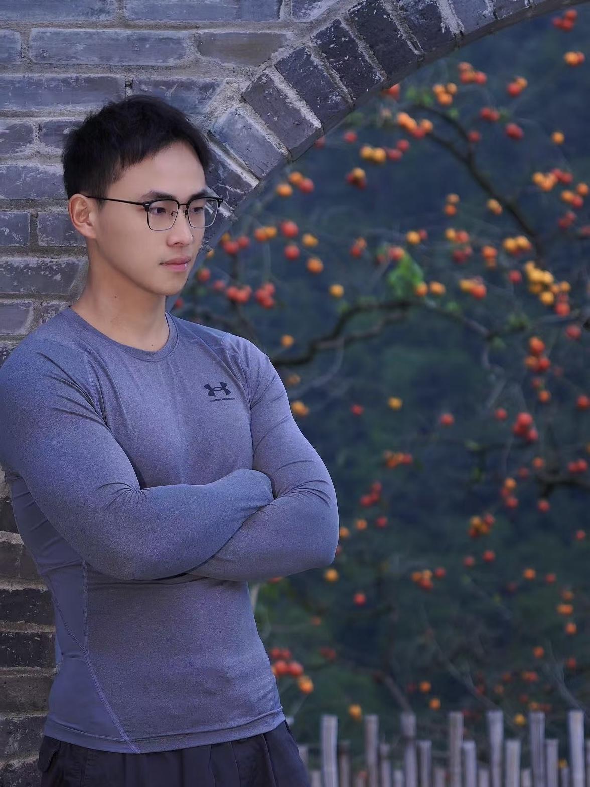 林小白宣传推广兢山村柿子。