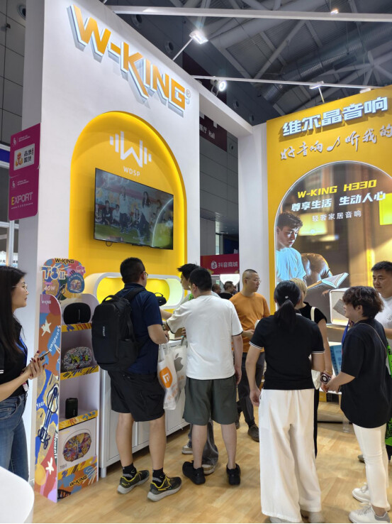 第33届深圳礼品展上，维尔晶展示了新款产品。维尔晶供图