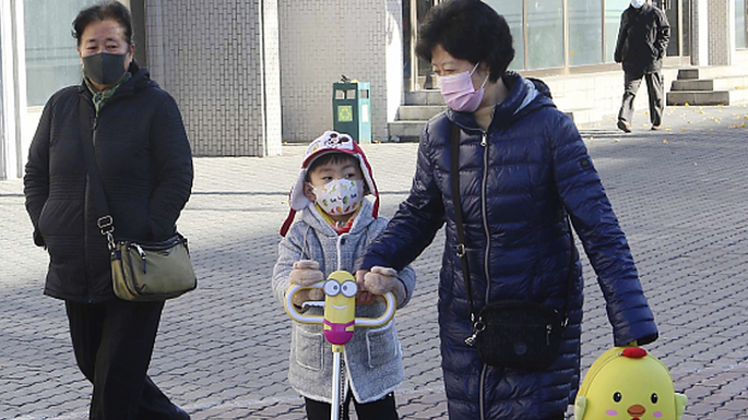 冬天怕孩子着凉感冒怎么办？专家：要注意“三暖”