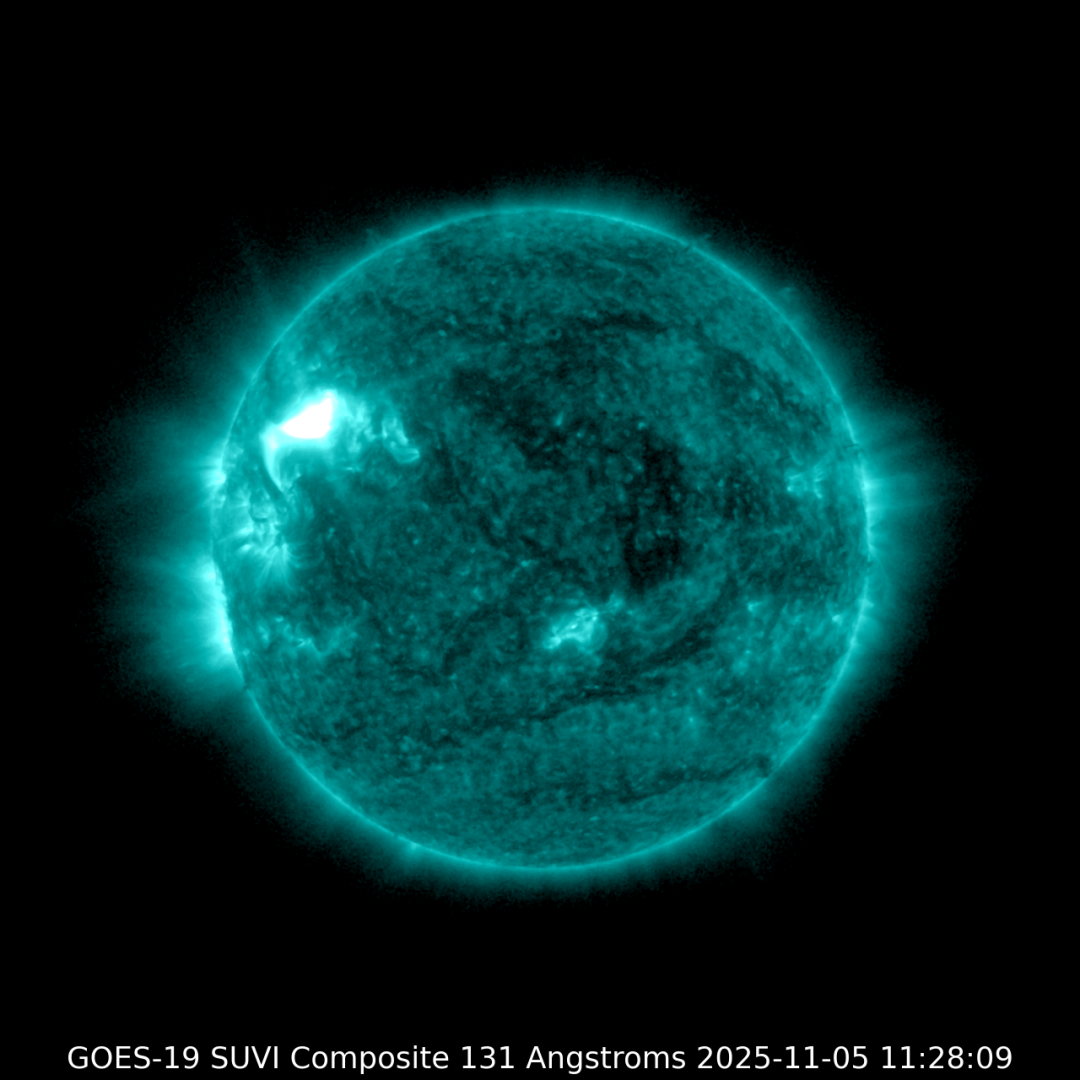 图中圆盘区域为131埃波段下的太阳,左侧偏上的白色高亮区域就是太阳耀斑。图片来源:空间天气