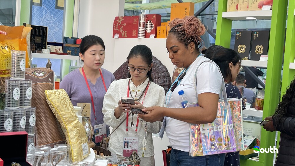 Maoming's Dianbai agarwood attracts global buyers at this exhibition during Canton Fair