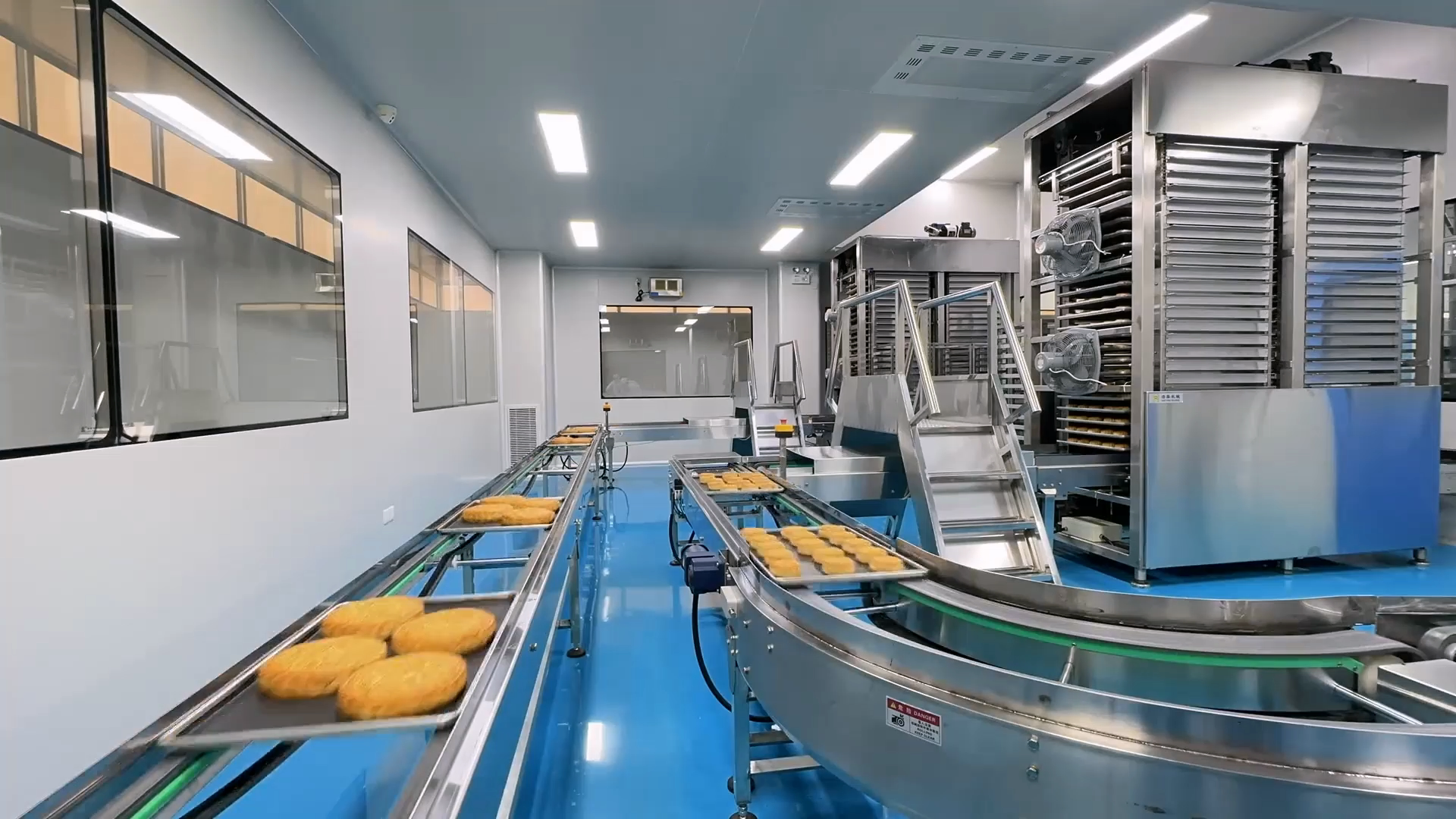 茂名月饼自动化生产现场。资料图