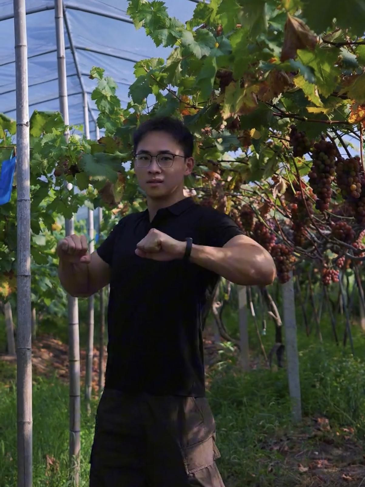 林小白在葡萄园拍摄视频。