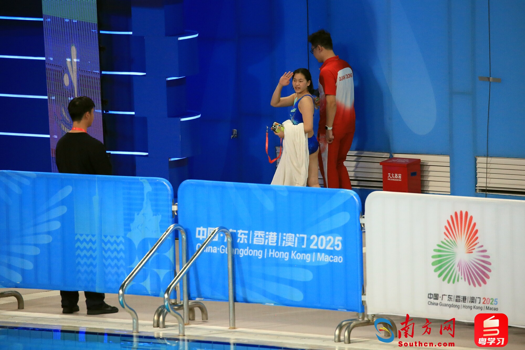 比赛结束后，全红婵向观众和工作人员挥手告别。图：南方网、粤学习记者 刘竞宇