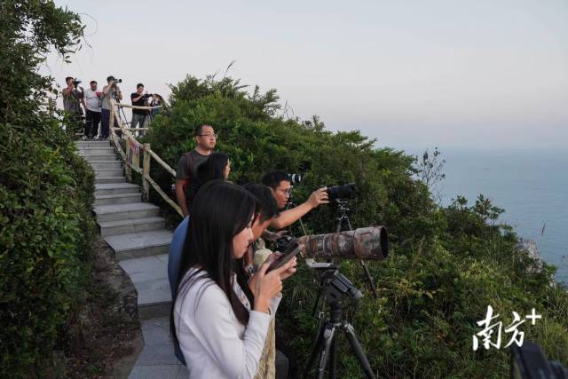 10月12日傍晚，深圳市天文台，天文台工作人员、游客、天文摄影爱好者齐聚山顶观测紫金山-阿特拉斯彗星。