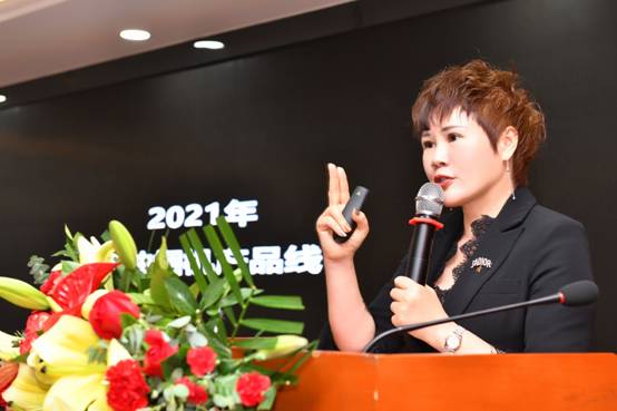 图片包含 人, 室内, 桌子, 食物  描述已自动生成