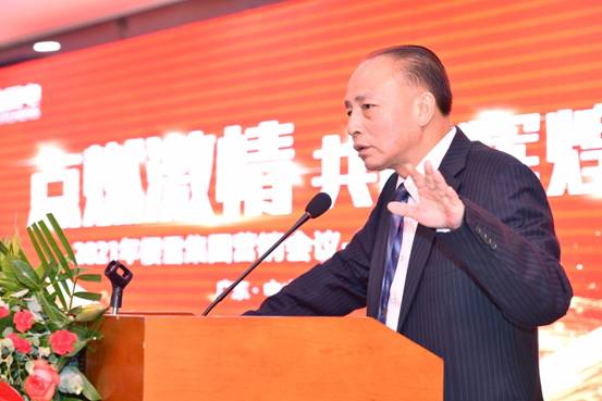 穿着西装笔挺的男子与图片配字  描述已自动生成