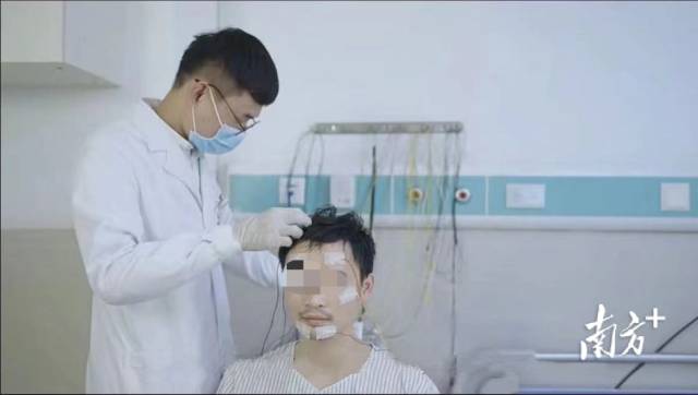 暨南大学附属第一医院医生在为患者做睡眠监测。