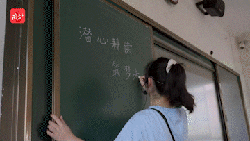 暑假期间，师范生们分赴各地开展支教实践。