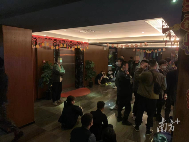 “局长信箱”开通一周年,潮州公安机关根据群众反映线索共成功打击犯罪23件,抓获各类违法犯罪嫌疑人近200名。受访者供图 “局长信箱”开通一周年,潮州公安机关根据群众反映线索共成功打击犯罪23件,抓获各类违法犯罪嫌疑人近200名。受访者供图