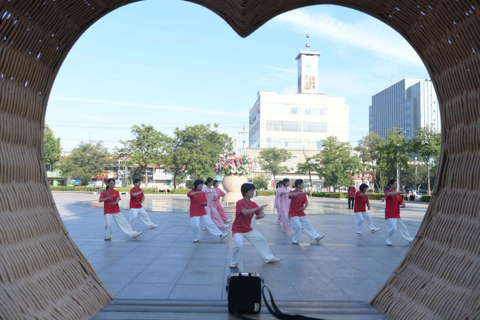 2023年8月8日，群众在山东临沂市临沭县文化广场展示太极拳。