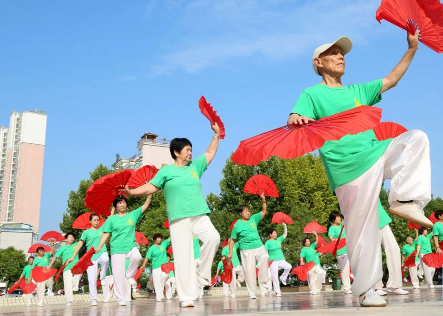 2022年8月8日，在河南洛阳市汝阳县，健身爱好者在表演太极莲花双扇。