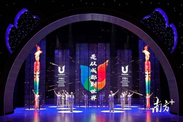 8月7日,“成就梦想”歌舞晚会在成都大运村艺术中心大剧场举行,成都大学的学子用歌舞为参加大运会的中外代表团送别。新华社发 8月7日,“成就梦想”歌舞晚会在成都大运村艺术中心大剧场举行,成都大学的学子用歌舞为参加大运会的中外代表团送别。新华社发