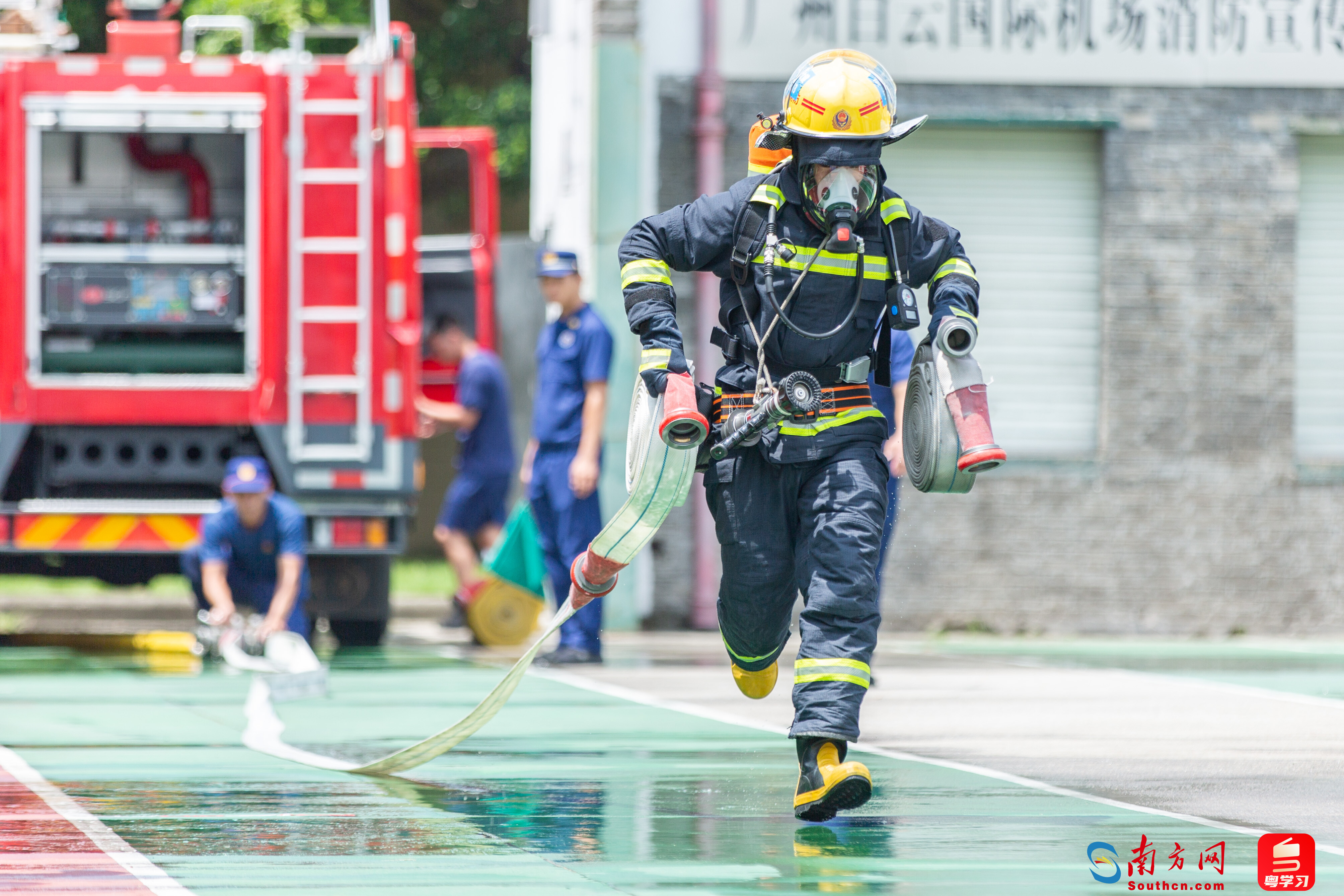 烈日下，消防战斗员仍然全副武装进行日常训练