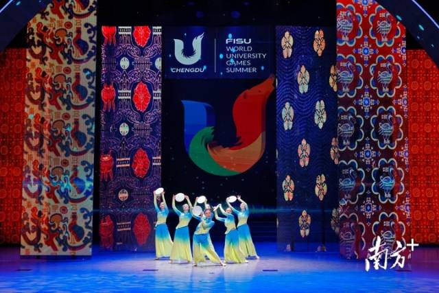 8月7日,“成就梦想”歌舞晚会在成都大运村艺术中心大剧场举行,成都大学的学子用歌舞为参加大运会的中外代表团送别。新华社发 8月7日,“成就梦想”歌舞晚会在成都大运村艺术中心大剧场举行,成都大学的学子用歌舞为参加大运会的中外代表团送别。新华社发