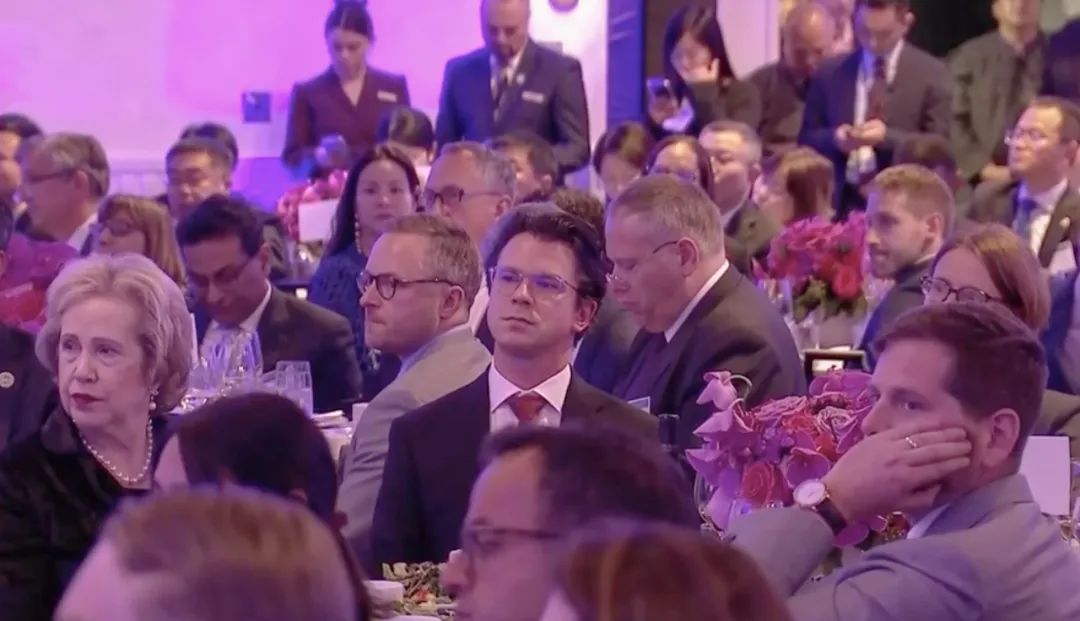 △当地时间11月15日晚,习近平主席在美国友好团体联合欢迎宴会上发表演讲。图为参加宴会的人士认真聆听演讲。