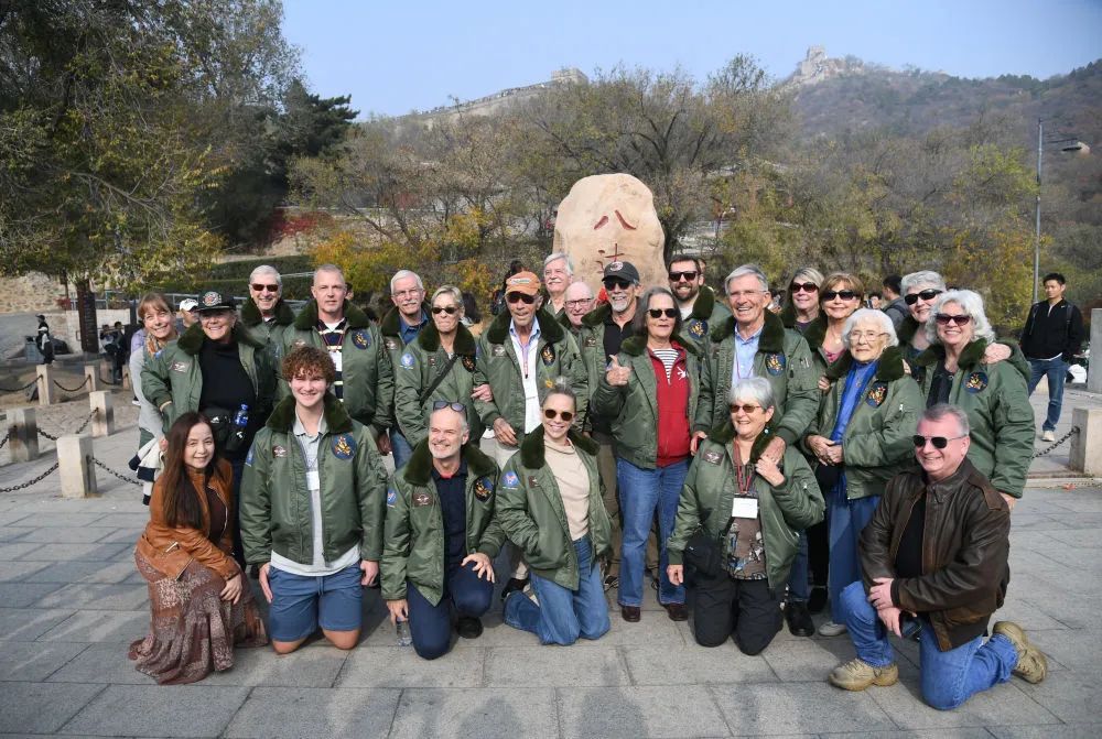 △2023年10月29日,飞虎队老兵莫耶一行人在北京八达岭长城合影留念。