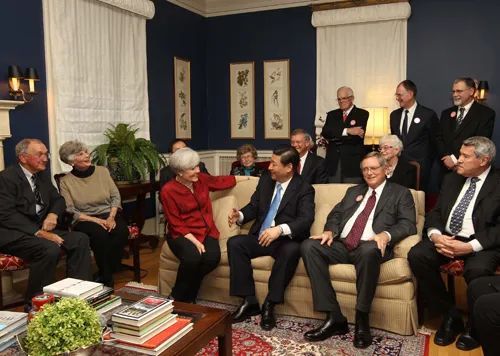 △2012年2月15日,习近平在前艾奥瓦州友好省州委员会委员兰蒂夫人(左三)的家中回忆1985年访问该地时的情景。