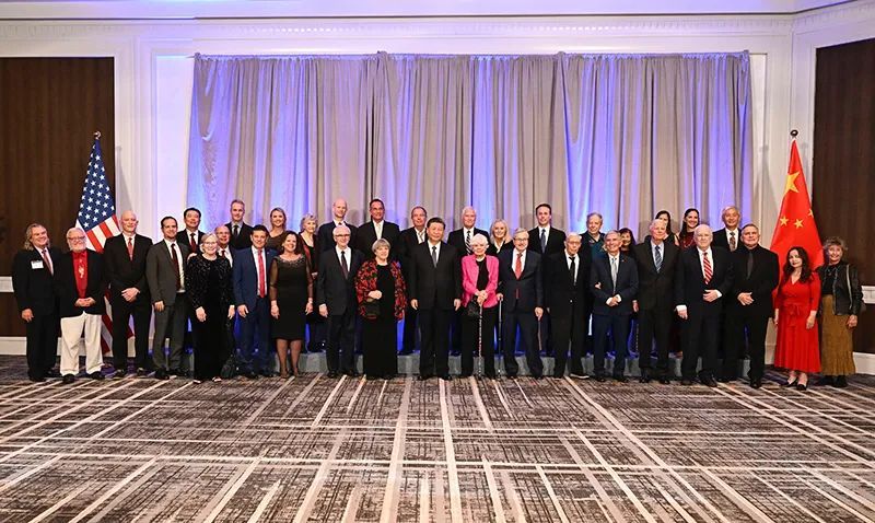 △宴会开始前,习近平主席会见飞虎队和史迪威将军后人、鼓岭、艾奥瓦州、华盛顿州等方面友好人士代表,同他们亲切交谈并合影留念。