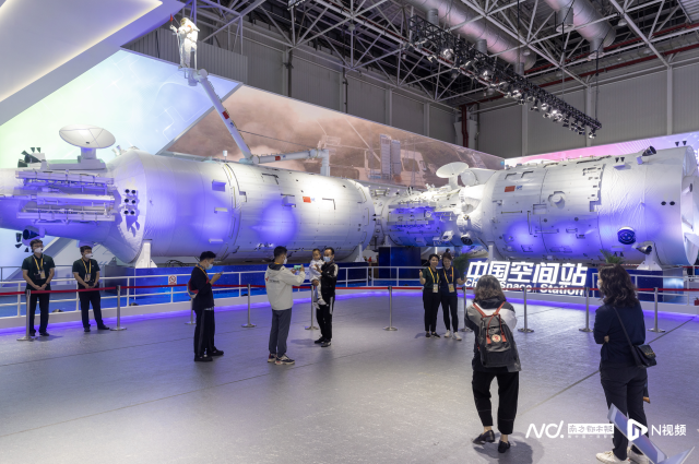 11月6日,广东珠海,第十四届中国航展上展出的“中国空间站”模型吸引众多参观者。