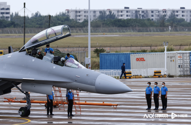 11月6日,广东珠海,歼-16D抵达珠海国际航展中心。