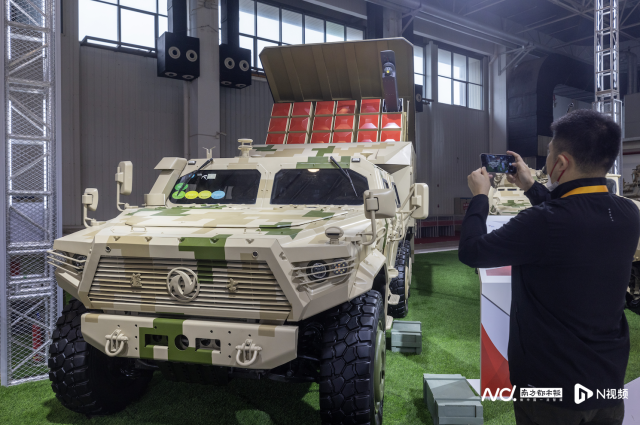 11月6日,广东珠海,轻型高机动车载蜂群武器系统在第十四届中国航展上展出,这也是该系统首次参展。