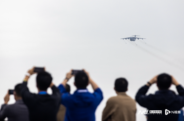 11月6日,广东珠海,运油-20在珠海国际航展中心上空进行检验性飞行。