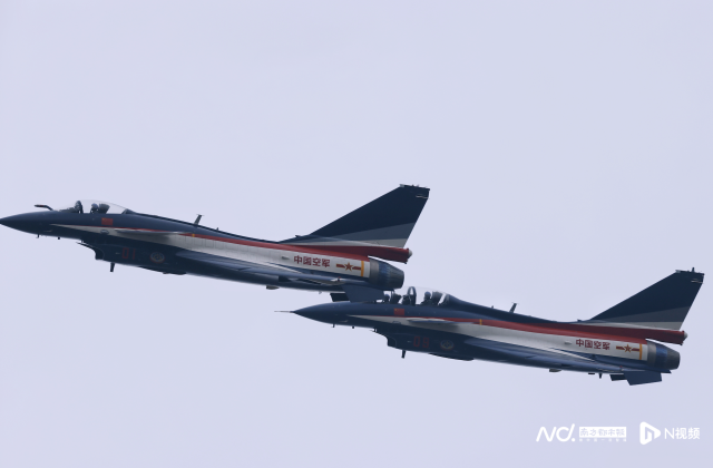 11月6日,广东珠海,中国空军“八一”飞行表演队进行检验性飞行。