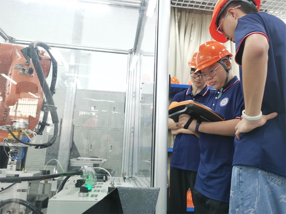 中德西门子技术（中国）国际学院内学生正在操作
