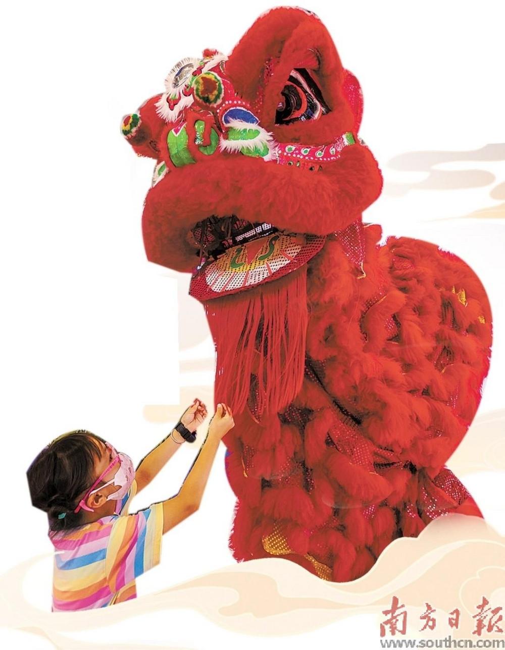 传统文化在现代时尚和创意设计赋能之下，玩出越来越“潮”的新面貌。图为机器人舞狮吸引小朋友互动。