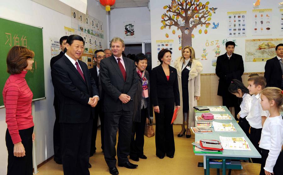 　　2009年10月16日，时任中国国家副主席习近平访问位于匈牙利首都布达佩斯的匈中双语学校。新华社记者 饶爱民 摄