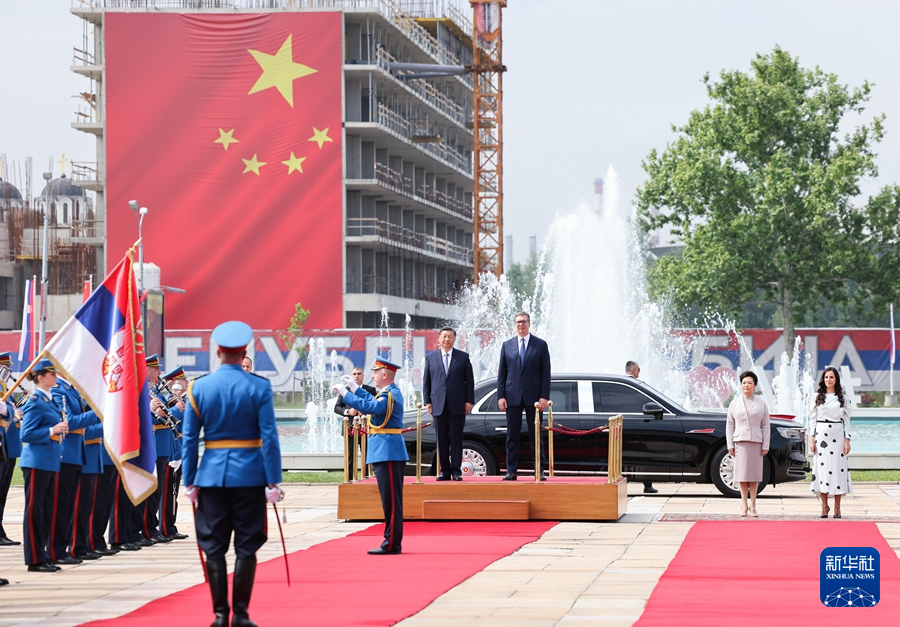 　　当地时间5月8日上午，国家主席习近平在贝尔格莱德塞尔维亚大厦同塞尔维亚总统武契奇举行会谈。这是会谈前，武契奇为习近平举行隆重欢迎仪式。新华社记者 庞兴雷 摄