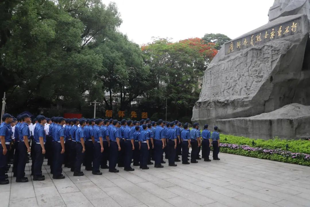 ▲瞻仰广州起义纪念碑