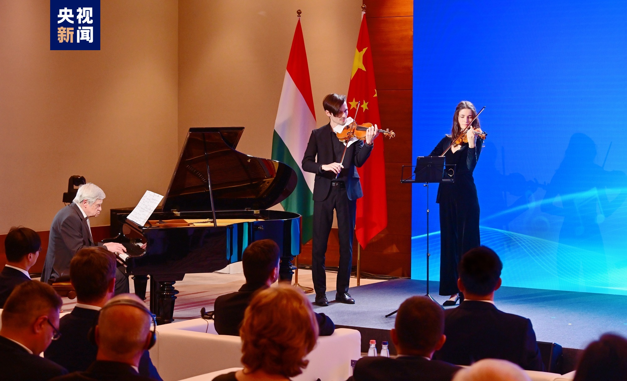 匈牙利李斯特音乐学院艺术家现场合奏中国歌曲《在希望的田野上》