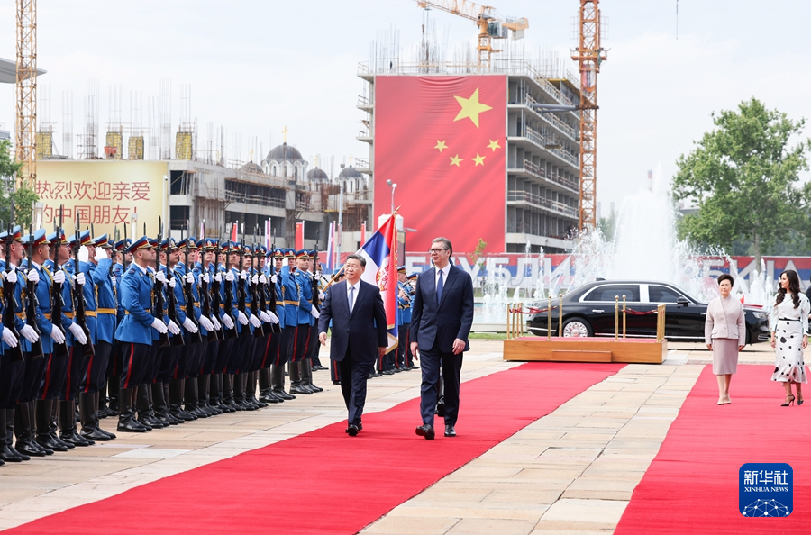 　　当地时间5月8日上午，国家主席习近平在贝尔格莱德塞尔维亚大厦同塞尔维亚总统武契奇举行会谈。这是会谈前，武契奇为习近平举行隆重欢迎仪式。新华社记者 庞兴雷 摄