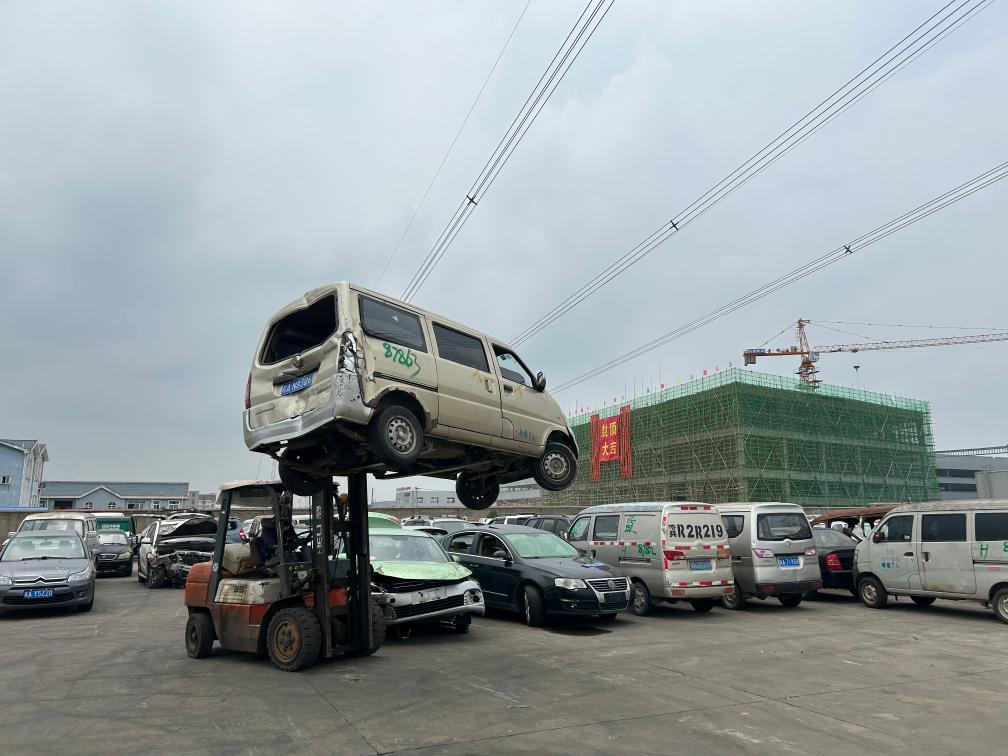 一家汽车回收企业停车场内准备报废的汽车。新华社记者吴慧珺 摄