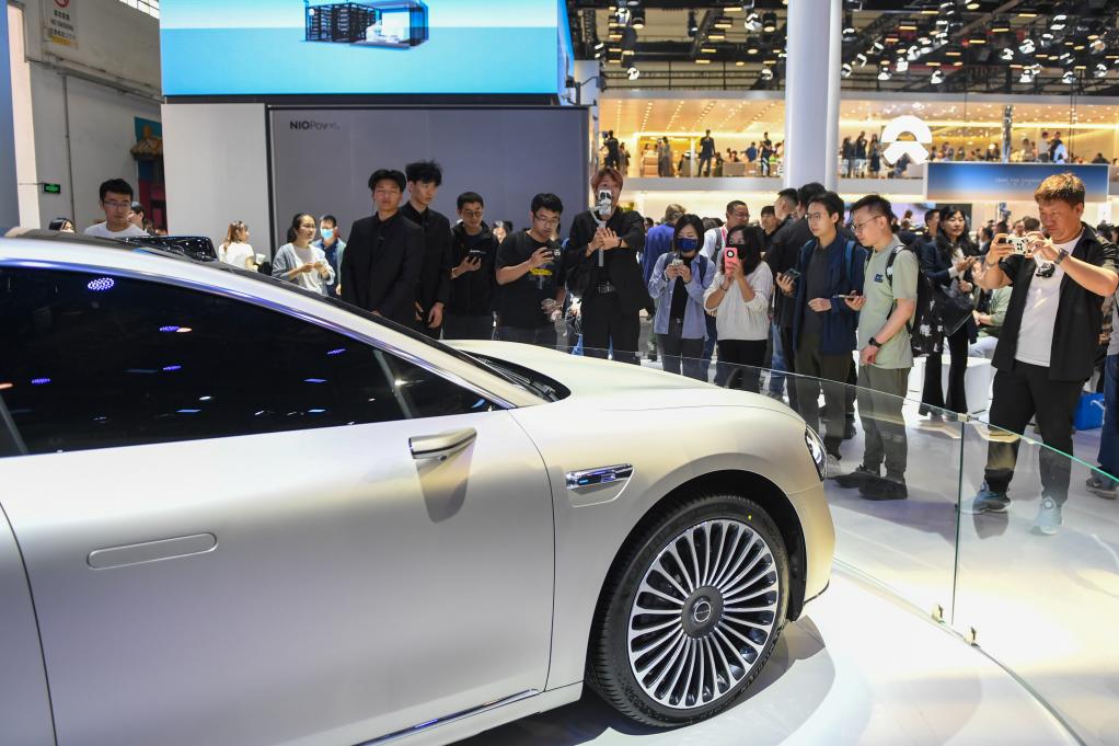 　　2024年4月25日，在北京中国国际展览中心顺义馆举行的2024北京车展上，参观者在参观享界S9汽车。新华社记者鞠焕宗 摄