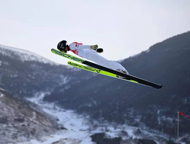 2月15日,北京2022年冬奥会北欧两项个人赛跳台滑雪大跳台/越野滑雪10公里比赛在国家跳台滑雪中心举行。 (新华社记者 戴天放/图) 2月15日,北京2022年冬奥会北欧两项个人赛跳台滑雪大跳台/越野滑雪10公里比赛在国家跳台滑雪中心举行。 (新华社记者 戴天放/图)