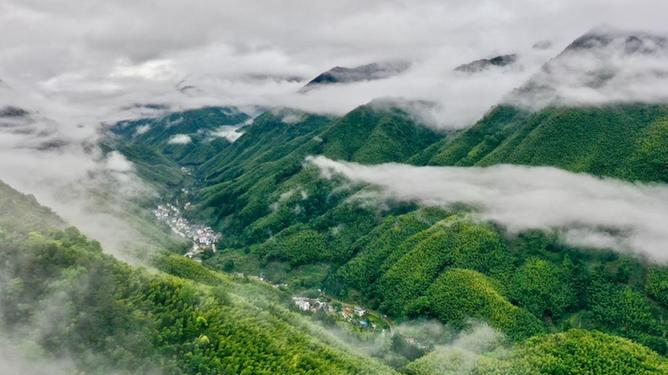 为子孙后代留下山清水秀的生态空间