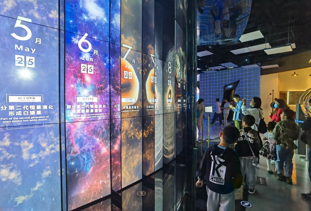 上海天文馆（上海科技馆分馆）深受亲子客群欢迎。新华社记者陈爱平 摄