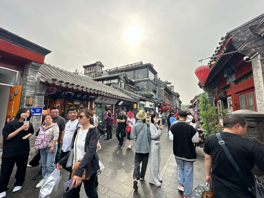 5月1日，北京烟袋斜街内人头攒动。新华社记者杨淑君 摄