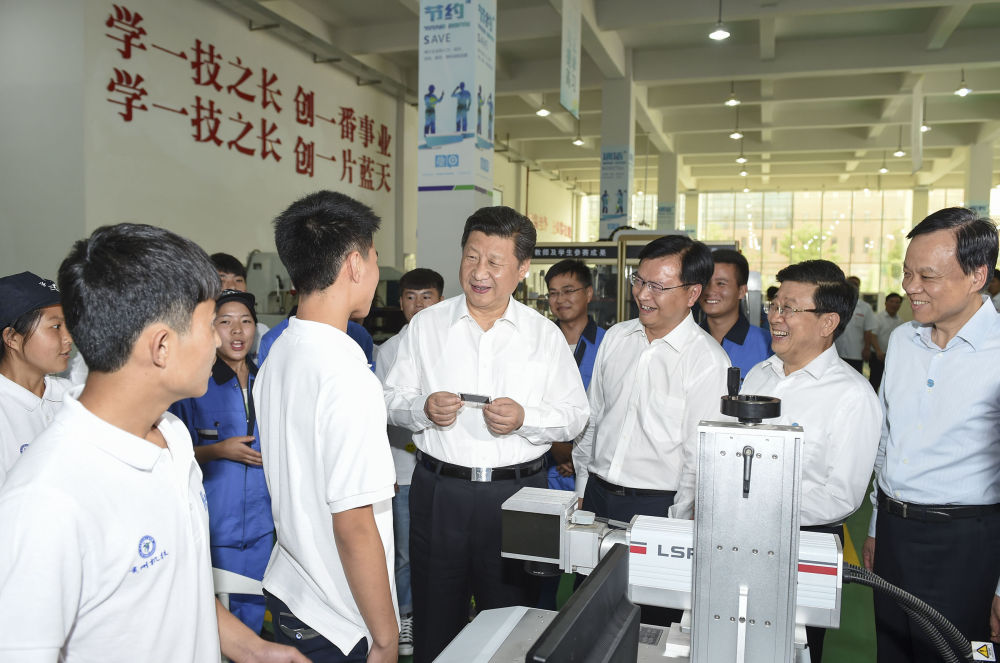 　　2015年6月17日，习近平在贵州省机械工业学校实训基地勉励学生加强操作训练、不断取得优异成绩。