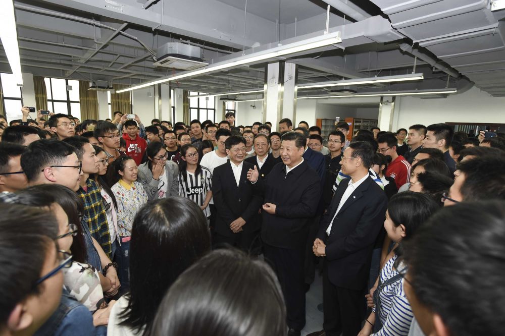 　　2016年4月26日，习近平在中国科技大学图书馆与正在上自习的学生们亲切交谈。