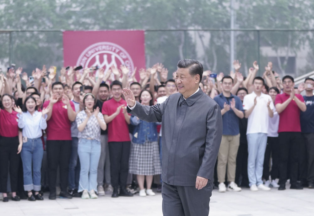 　　2022年4月25日，习近平来到中国人民大学考察调研时向师生们挥手致意。