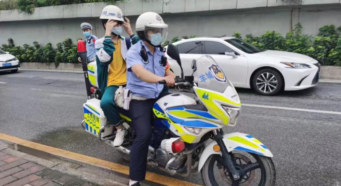 这些瞬间太暖心了！广东21地市公安民警全力护航高考